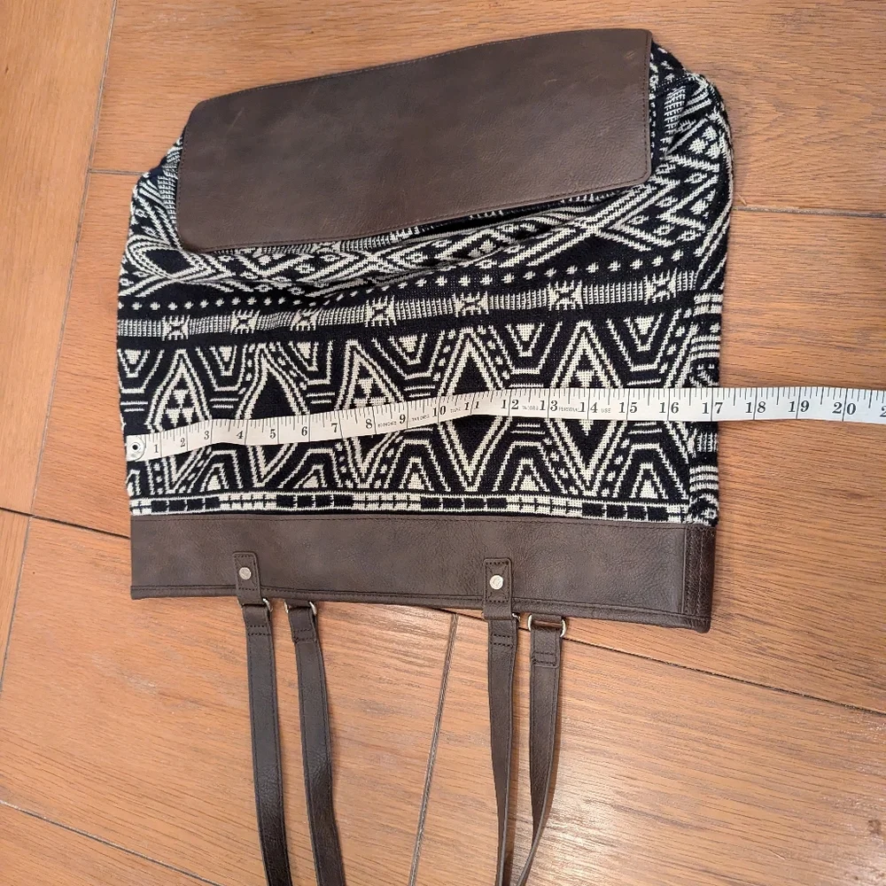 Elegant Black and White Geometric Tote - Picture 5 of 8
